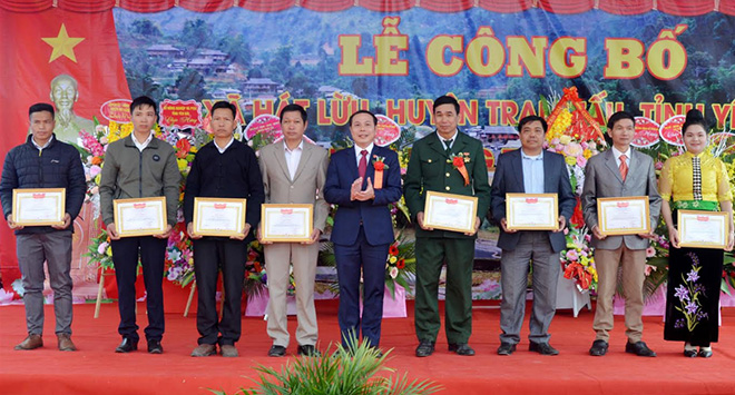 Đồng chí Trần Ngọc Luận - Chủ tịch UBND huyện Trạm Tấu tặng giấy khen các tập thể, cá nhân có thành tích xuất sắc trong phong trào xây dựng nông thôn mới ở xã Hát Lừu.