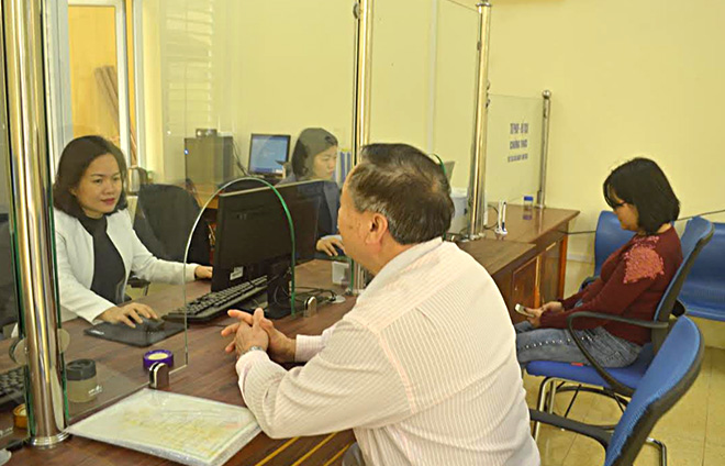 Cán bộ Bộ phận Phục vụ hành chính công phường Nguyễn Thái Học giải quyết thủ tục hành chính cho người dân.