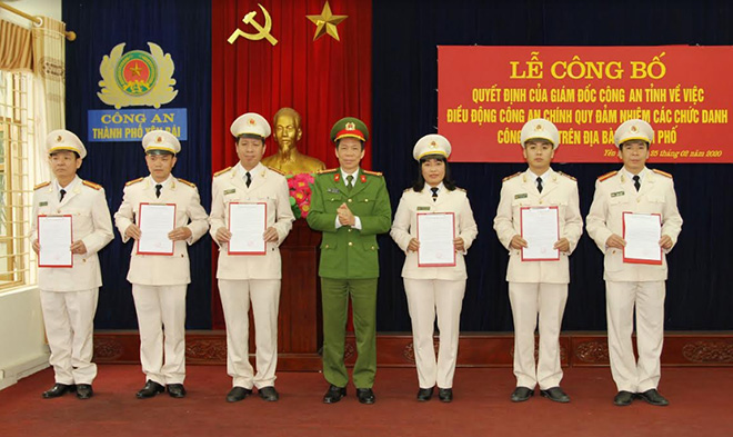 Đại tá Trần Kim Hải – Phó Giám đốc Công an tỉnh trao quyết định điều động cho các đồng chí công an chính quy về đảm nhiệm các chức danh công an xã trên địa bàn thành phố Yên Bái.
