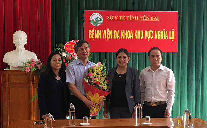 Lãnh đạo Thị ủy thăm tặng hoa chúc mừng các thầy thuốc Bệnh viện Đa khoa Nghĩa Lộ nhân kỷ niệm 65 năm ngày Thầy thuốc Việt Nam 27/2.