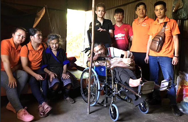 Nhóm thiện nguyện Thuốc viên Nhân ái của các bạn trẻ huyện Mù Cang Chải thăm hỏi, động viên, kết nối hỗ trợ cho người khuyết tật trên địa bàn.