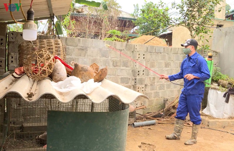 Tỉnh Điện Biên đang tiến hành cấp hơn 21.600 lít hóa chất cho 10 huyện, thị xã, thành phố để tiến hành phun tiêu độc khử trùng.