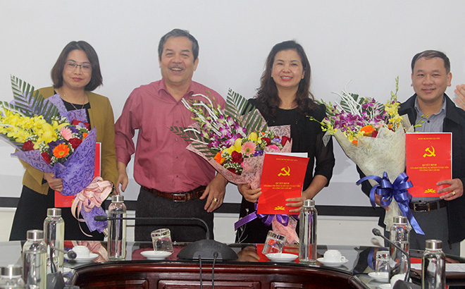 Lãnh đạo UBND huyện Lục Yên trao quyết định và tặng hoa cho các đồng chí được nhận nhiệm vụ mới.