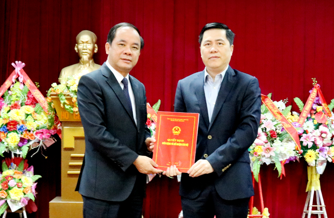 Đồng chí Tạ Văn Long – Phó Chủ tịch Thường trực UBND tỉnh trao quyết định bổ nhiệm tân Phó Giám đốc Sở Xây dựng Nguyễn Yên Hiền.