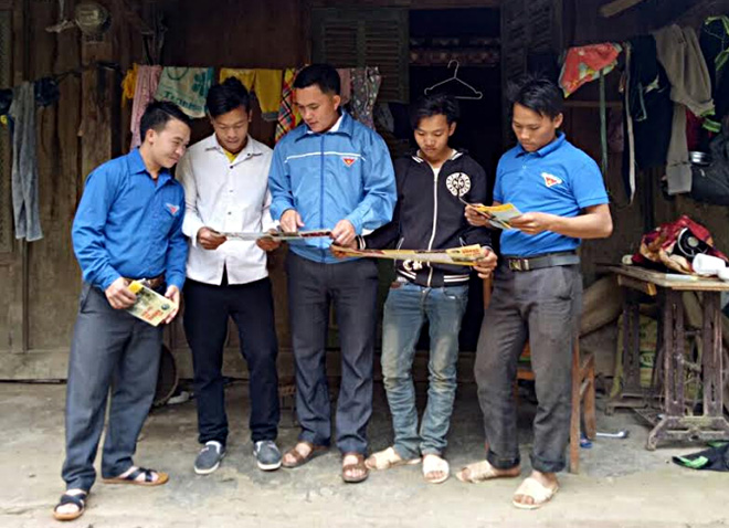 Đoàn Thanh niên xã Bản Công, huyện Trạm Tấu phát tờ rơi, tuyên truyền vận động đoàn viên thanh niên phòng chống tệ nạn ma túy. (Ảnh: Mai Linh)