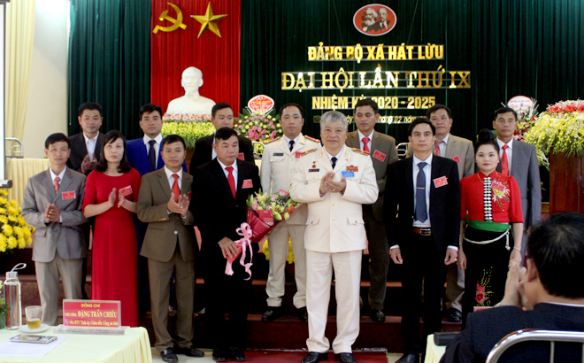 Thiếu tướng Đặng Trần Chiêu - Giám đốc Công an tỉnh tặng hoa chúc mừng Đại hội