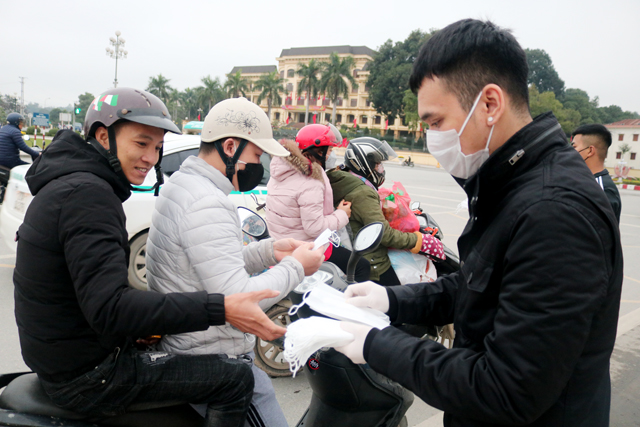 Singer Khac Viet presents medical face masks to local residents in Yen Bai city.