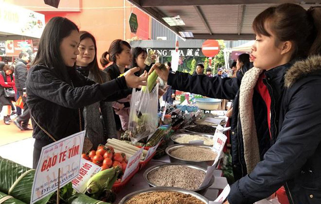 Hanoi residents choose Yen Bai specialties at BigC Thang Long supermarket