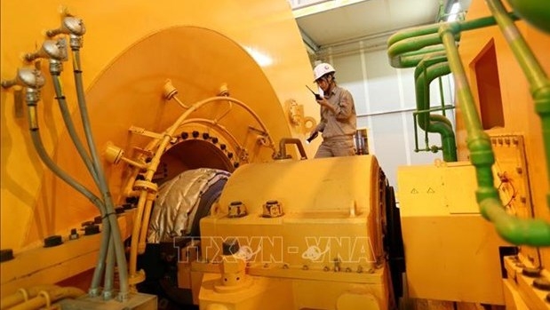 Checking a machine at the Thai Binh 1 thermal power plant, a project built with Japanese ODA
