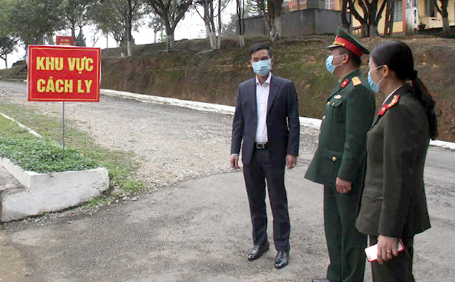 Vice Chairman of the provincial People’s Committee Duong Van Tien examines the quarantine areas.
