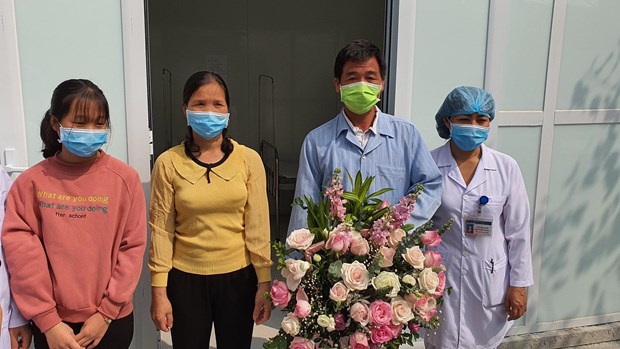 The 50-year old man (second from right) is declared cured and discharged from hospital.