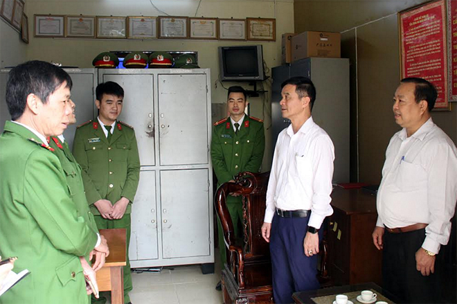 Đồng chí Dương Văn Tiến - Phó Chủ tịch UBND tỉnh kiểm tra nơi làm việc của Công an xã Xuân Ái, huyện Văn Yên. 
