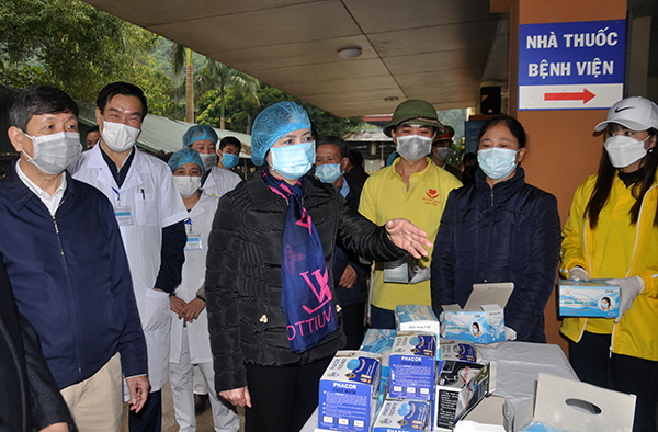 Pham Thi Thanh Tra, Secretary of the Party Committee and Chairwoman of the People’s Council of Yen Bai province, applauds the Luc Yen district health centre’s active response to the nCoV-caused acute respiratory disease.