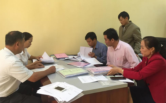 Lãnh đạo huyện Văn Yên thực hiện kiểm tra, đánh giá việc thực hiện Quy chế dân chủ trong hoạt động của Ngân hàng Chính sách xã hội.
