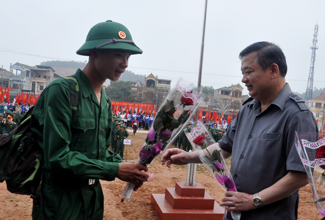 Phó Bí thư Thường trực Tỉnh ủy Dương Văn Thống tặng hoa chúc các tân binh lên đường nhập ngũ hoàn thành tốt nhiệm vụ được giao trong Lễ giao nhận quân năm 2019. Ảnh: Văn Tuấn