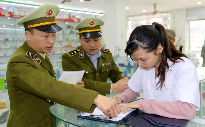 Lực lượng liên ngành ký cam kết không tăng giá, găm hàng khẩu trang y tế với các cửa hàng dược phẩm.