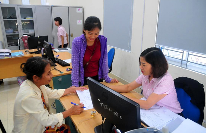 Người dân đến Phòng Giao dịch Ngân hàng Chính sách xã hội huyện Trấn Yên vay vốn.