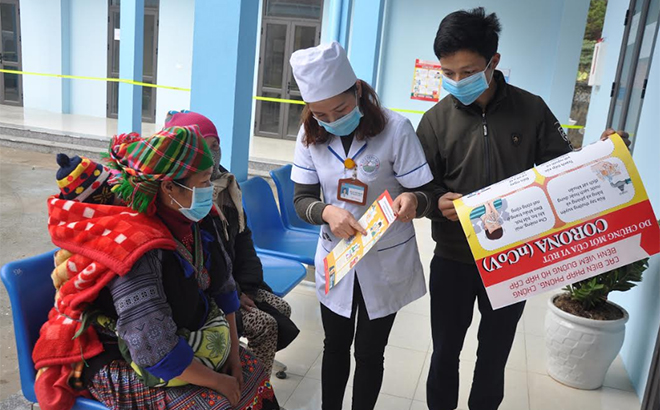 Cán bộ Trung tâm Y tế huyện Mù Cang Chải tuyên truyền, phổ biến và hướng dẫn người dân cách phòng chống dịch bệnh Covid-19. Ảnh minh họa