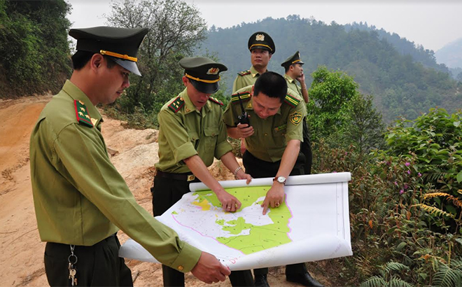 Lực lượng kiểm lâm huyện bàn phương án tuần tra bảo vệ rừng mùa khô hanh.