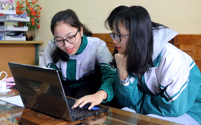 Học sinh trường THPT Nguyễn Huệ, thành phố Yên Bái tích cực học trực tuyến trong quá trình tạm nghỉ học phòng chống dịch Covid-19.