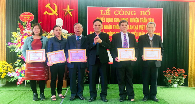 Lãnh đạo UBND huyện Trấn Yên trao giấy khen cho các tập thể và cá nhân có thành tích xuất sắc trong xây dựng thôn Phú Lan đạt chuẩn NTM kiểu mẫu.
