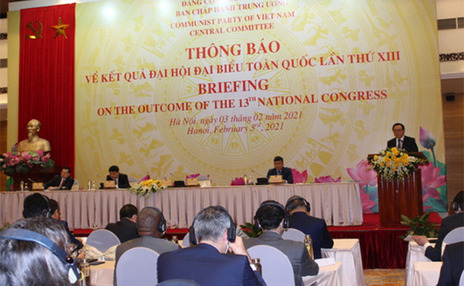 Ông Hoàng Bình Quân thông báo kết quả Đại hội XIII với các đại sứ, đại biện, đại diện tổ chức quốc tế tại Việt Nam