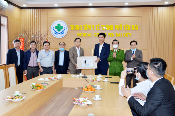 Đồng chí Nguyễn Thế Phước - Phó Chủ tịch Thường trực UBND tỉnh cùng lãnh đạo thành phố, Công an tỉnh tặng quà Tết cho Trung tâm Y tế thành phố Yên Bái.