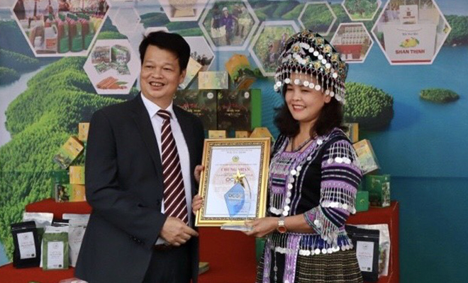Lãnh đạo Văn phòng Điều phối Chương trình mục tiêu quốc gia về xây dựng nông thôn mới trao chứng nhận sản phẩm OCOP tiêu biểu vùng đặc biệt khó khăn giai đoạn 2018 - 2020 cho Hợp tác xã Chè Suối Giàng, huyện Văn Chấn.