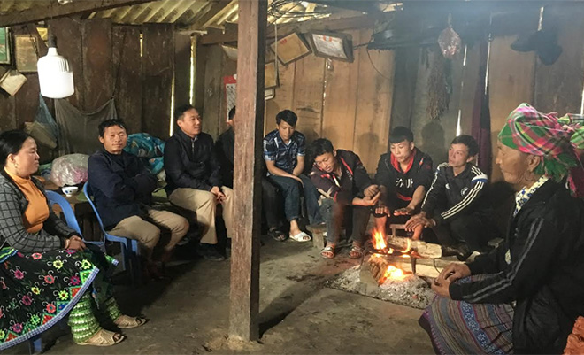 Lãnh đạo xã Bản Mù, huyện Trạm Tấu về cơ sở tuyên truyền, phổ biến Luật Hôn nhân và Gia đình với bà con người Mông.
