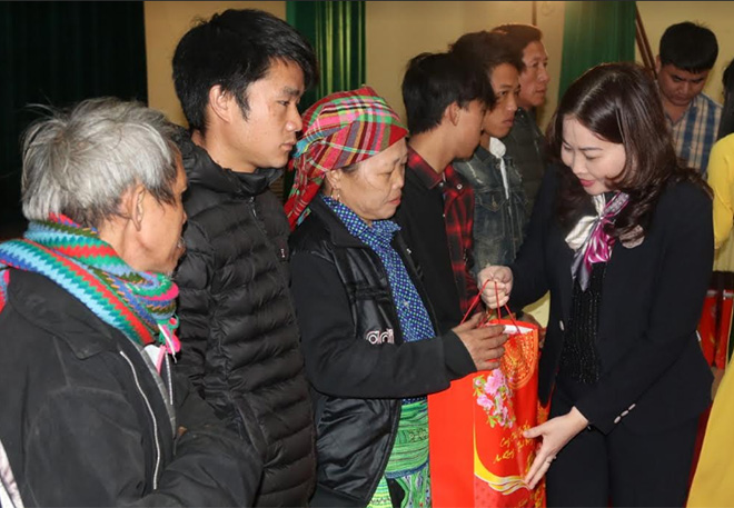 Đồng chí Vũ Thị Hiền Hạnh - Phó Chủ tịch UBND tỉnh trao quà tết cho đại diện hộ nghèo huyện Văn Chấn.