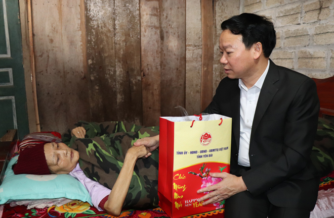 Đồng chí Bí thư Tỉnh ủy Đỗ Đức Duy thăm và tặng quà gia đình bà Trần Thị Thi, hộ nghèo có hoàn cảnh đặc biệt khó khăn ở thôn Phú Mỹ, xã Việt Thành, Trấn Yên