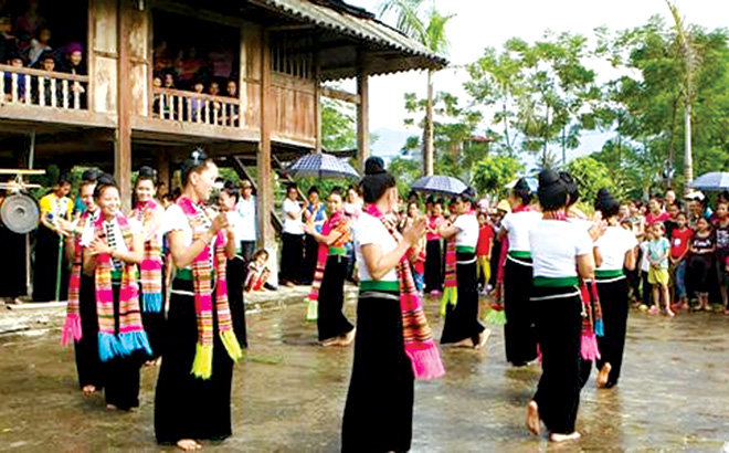 Múa xòe là nghi thức không thể thiếu trong mỗi dịp lễ hội của người Thái Mường Lò.