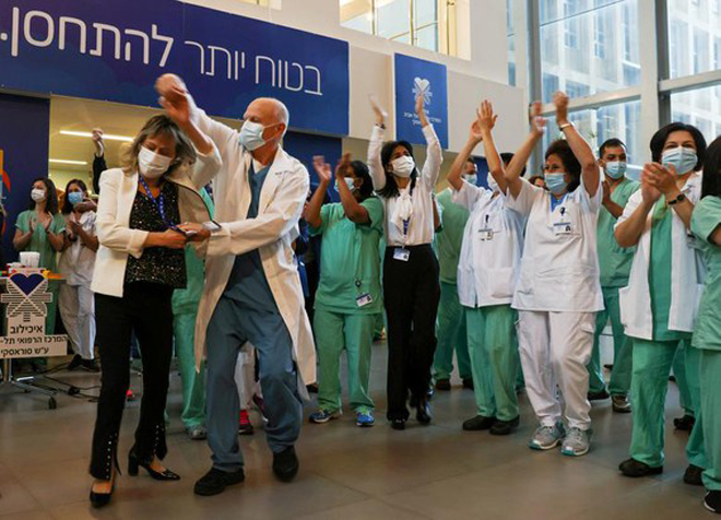 Nhân viên y tế vui mừng khi Israel bắt đầu đợt tiêm vaccine coronavirus, tại Trung tâm Y tế Tel Aviv Sourasky (Bệnh viện Ichilov) ở Tel Aviv, Israel, ngày 20-12-2020.