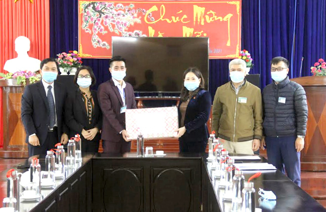 Đồng chí Vũ Thị Hiền Hạnh – Phó Chủ tịch UBND tỉnh tặng quà, chúc tết  Cơ sở Cai nghiện ma túy tỉnh.