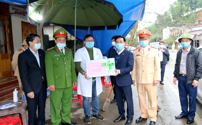 Đồng chí Đỗ Việt Bách - Giám đốc Sở Giao thông Vận tải, Phó Trưởng ban An toàn giao thông tỉnh thăm hỏi, tặng quà các lực lượng làm nhiệm vụ tại Chốt kiểm dịch số 3 tại Km14, thị trấn Yên Bình, huyện Yên Bình.