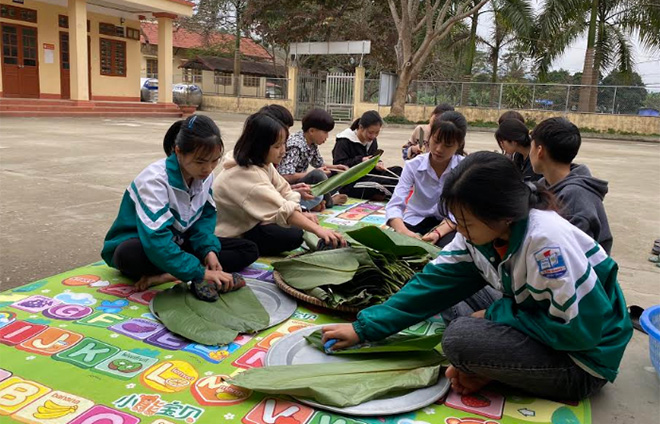 Các em học sinh chuẩn bị lá dong gói bánh chưng tết tại Trường THCS Lâm Giang, Văn Yên.