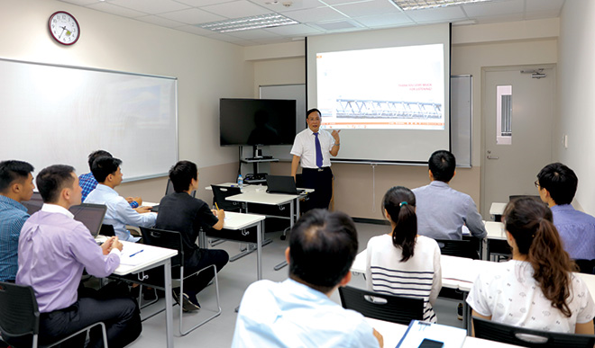 Giáo sư Nguyễn Đình Đức luôn dành tâm huyết cho việc giảng dạy, định hướng nghiên cứu khoa học cho sinh viên.