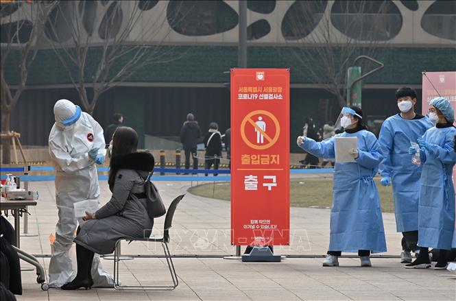 Nhân viên y tế lấy mẫu xét nghiệm COVID-19 cho người dân tại Seoul, Hàn Quốc.