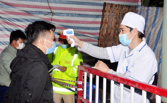 Các y, bác s đo thân nhiệt cho người dân tại chốt kiểm dịch vào địa bàn tỉnh Yên Bái.