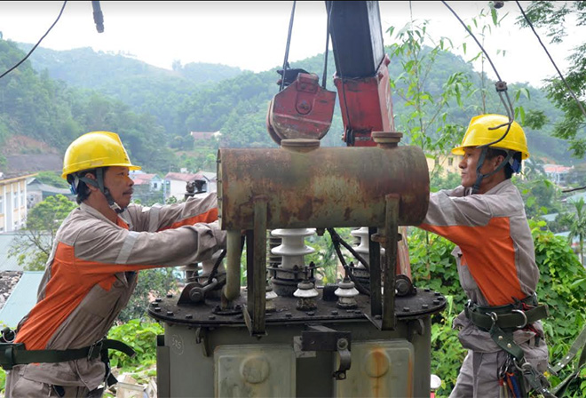 Công nhân Công ty Điện lực Yên Bái kiểm tra, bảo dưỡng trạm biến áp bảo đảm cung cấp điện an toàn trong dịp tết Nguyên đán Tân Sửu.