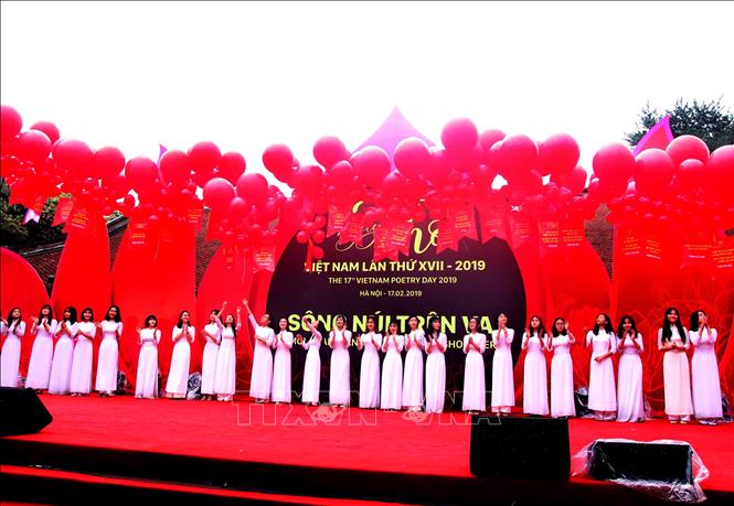 Lễ hội thả thơ tại buổi lễ khai mạc Ngày Thơ Việt Nam lần thứ XVII - 2019.