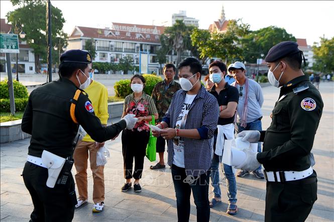 Lực lượng quân cảnh Campuchia phát khẩu trang miễn phí cho người dân tại Phnom Penh, ngày 12/11/2020.