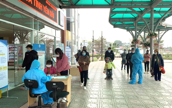 Người dân đến khám bệnh tại Bệnh viện Đa khoa tỉnh Yên Bái được hướng dẫn khai báo y tế, đo thân nhiệt và giữ khoảng cách an toàn theo đúng quy định của Bộ Y tế. (Ảnh: Thủy Thanh)