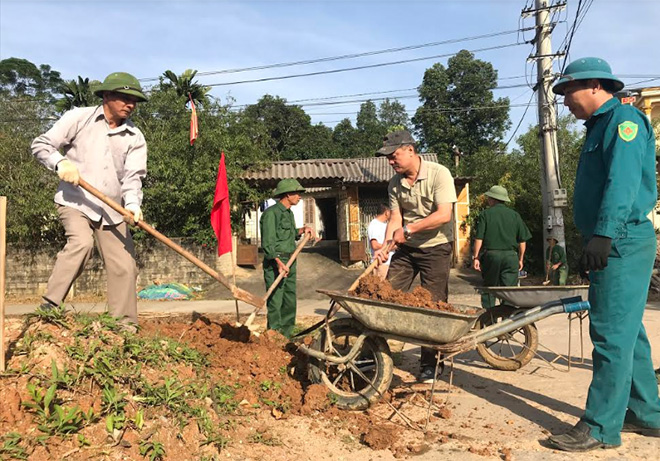 Cán bộ Ủy ban MTTQ xã Tân Thịnh cùng nhân dân xây dựng nông thôn mới.