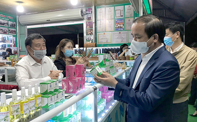 Đồng chí Tạ Văn Long - Phó Bí thư Thường trực Tỉnh ủy tham quan gian hàng trưng bày sản phẩm OCOP của huyện Văn Yên.