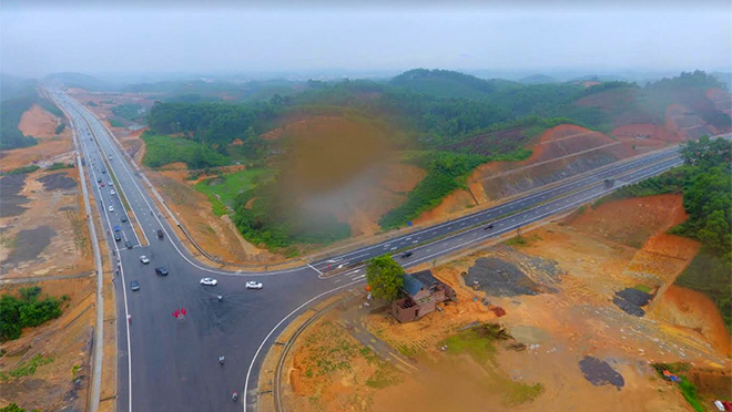 Yên Bái phấn đấu đến năm 2030, 100% tuyến đường được xây mới, nâng cấp, cải tạo đảm bảo an toàn giao thông theo quy định. (Ảnh: Một góc tuyến đường nối quốc lộ 32C với cao tốc Nội Bài - Lào Cai).