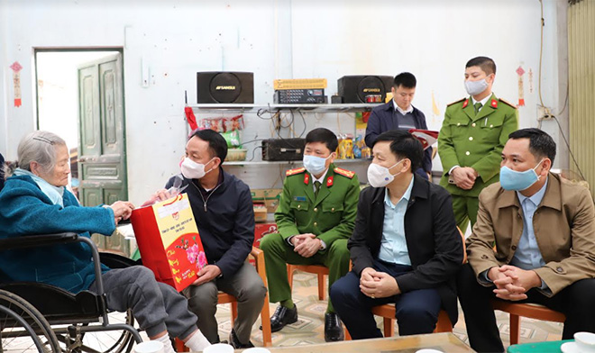 Đồng chí Vũ Quỳnh Khánh - Phó Chủ tịch HĐND tỉnh, cùng lãnh đạo huyện Lục Yên thăm, tặng quà tết Tân Sửu các gia đình chính sách trên địa bàn huyện.