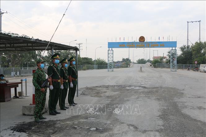 Lực lượng biên phòng quản lý, kiểm soát chặt chẽ người nhập cảnh và hàng hóa qua lại cửa khẩu quốc tế Dinh Bà, huyện Tân Hồng, tỉnh Đồng Tháp