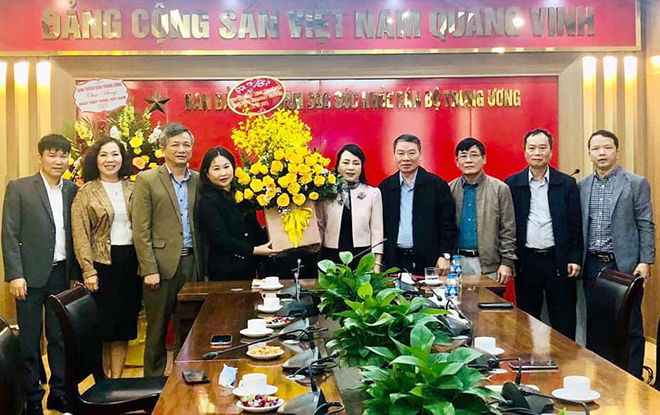 Đồng chí Vũ Thị Hiền Hạnh - Phó Chủ tịch UBND tỉnh tặng hoa chúc mừng cán bộ, y bác sỹ Ban Bảo vệ, chăm sóc sức khỏe cán bộ Trung ương.