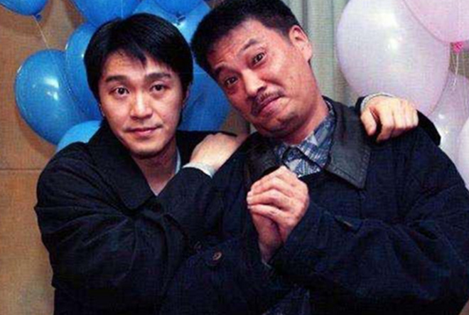 Tài tử Ngô Mạnh Đạt (bên phải) từng đóng nhiều phim với Châu Tinh Trì.